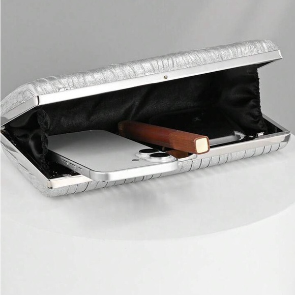 Elegant Silver Clutch Bag - Picture 3 of 8